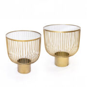 Set de dos mesas con estructura dorada