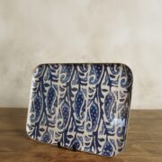 Bandeja rectangular con estampado azul y blanco