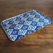 Bandeja rectangular con estampado geométrico en azul y blanco