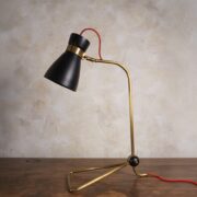 Lámpara de mesa con estructura de latón envejecido