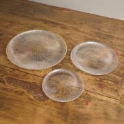 Plato de vidrio estriado con borde dorado