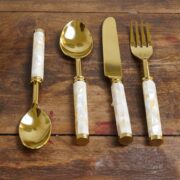 Set de cubiertos dorados con mango nácar