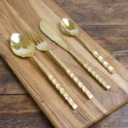 Set de cubiertos dorados con mango texturado