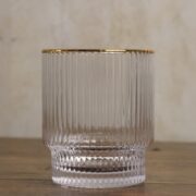 Vaso de vidrio estriado con borde dorado