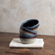 Bol de cerámica artesanal esmaltada azul y negro - pieza decorativa