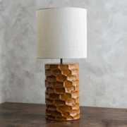 Lámpara con pantalla ocre