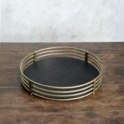 Bandeja circular madera roble en negro con barandilla metal en dorado